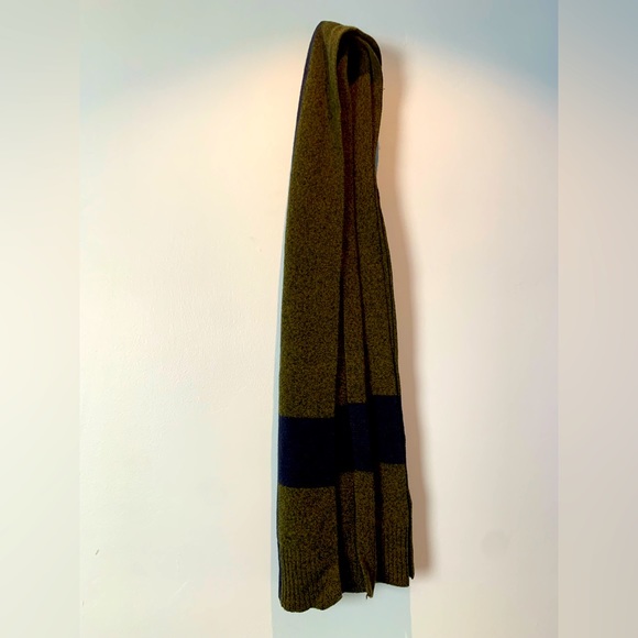 Banana Republic Scarf in green and blue. Crafted from 55% extra fine merino wool - Picture 1 of 2